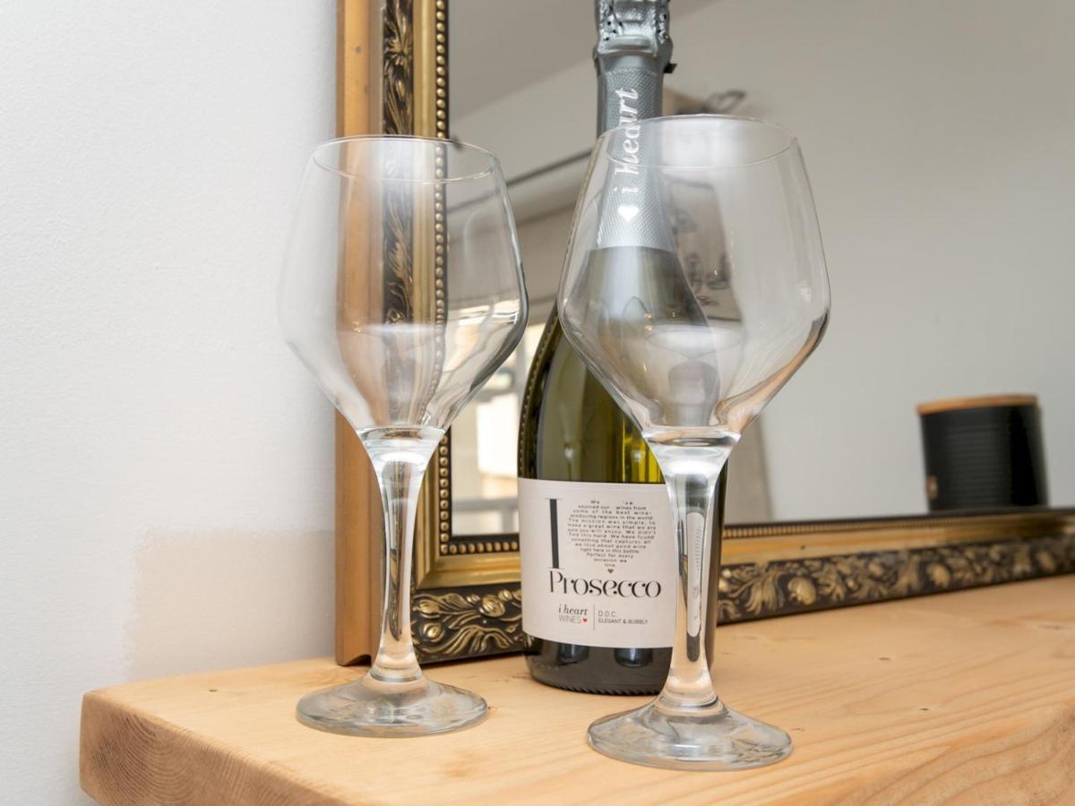Pass The Keys Stylish 2 Bed Central Bath Apartment With Parking Buitenkant foto